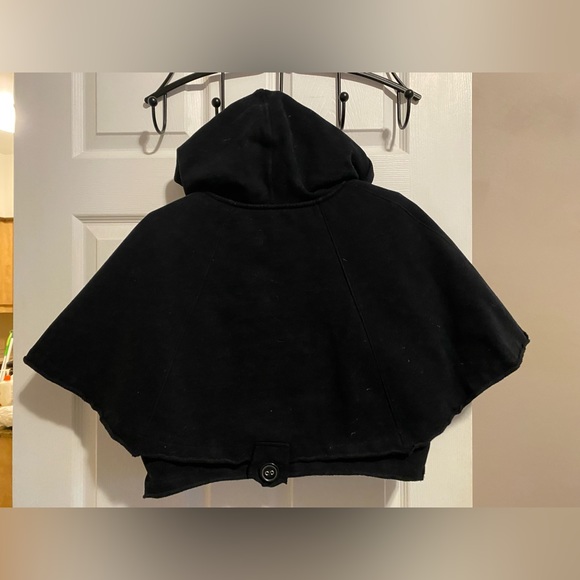 Small Black Lululemon Namaste Cape.  In excellent condition.

Pricing it at $75 - Picture 3 of 3